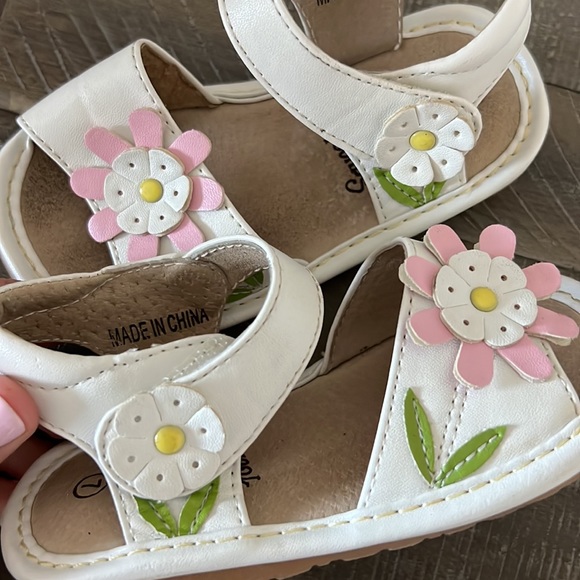 Squeak Me Sandals - Picture 3 of 15